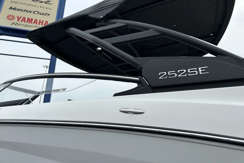 Slide: The Image of Yamaha 252SE 2025 - 3