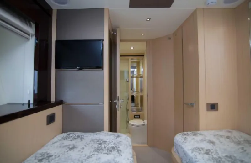 Slide: The Image of Sunseeker Predator 2018 - 1563395