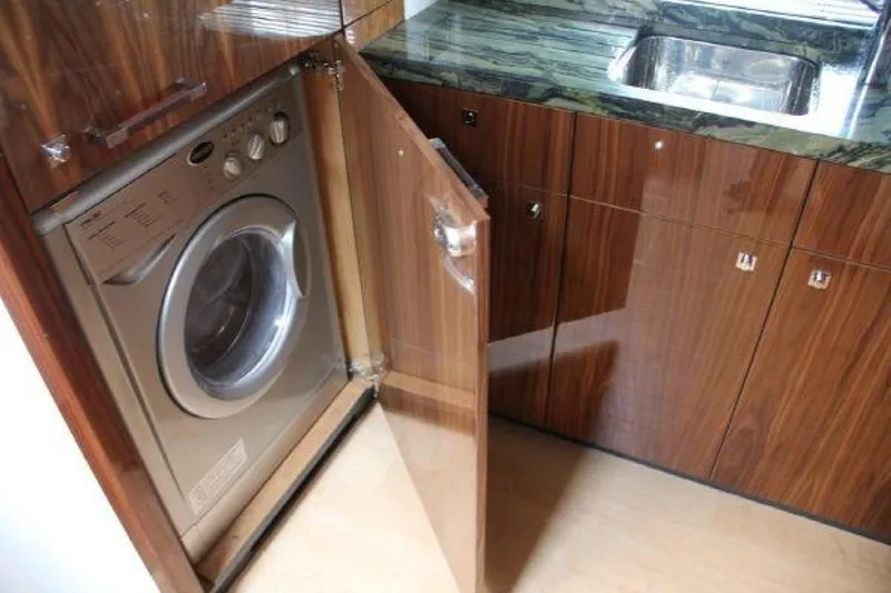 Slide: The Image of Sunseeker Predator 2012 - 1280100