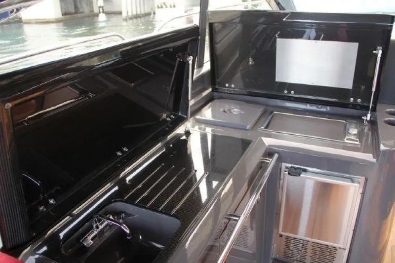 Slide: The Image of Sunseeker Predator 2012 - 1280096