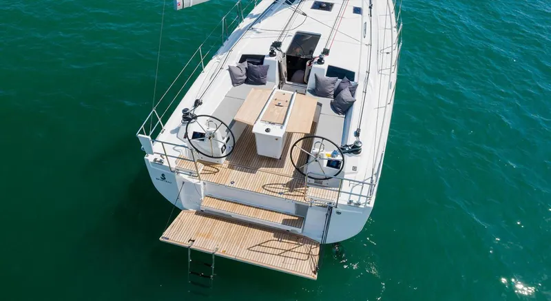 Slide: The Image of Beneteau OCEANIS 40.1 Cockpit and swim platform - 3411589