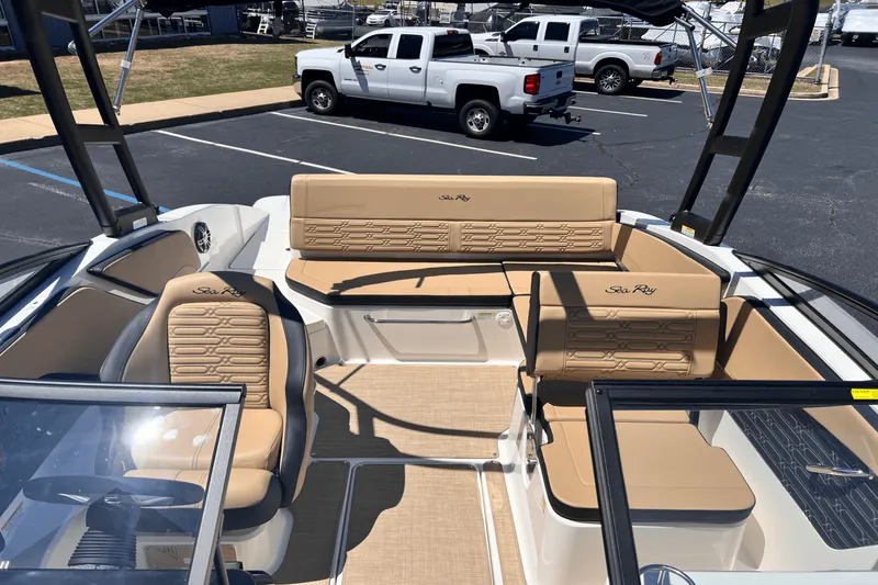 Slide: The Image of Sea Ray SPX 210 2025 - 11