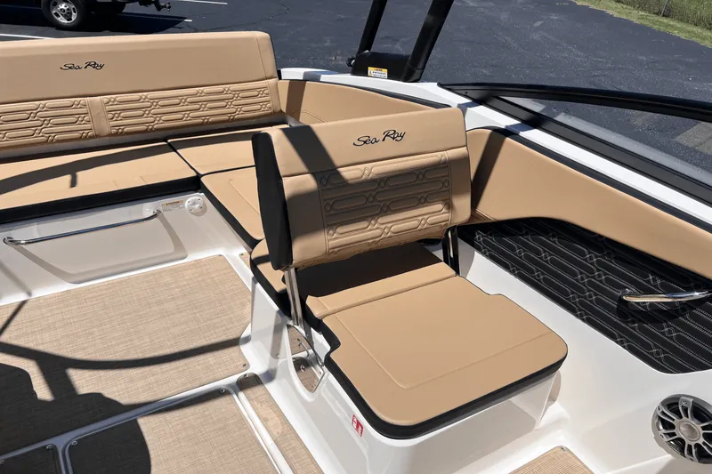 Slide: The Image of Sea Ray SPX 210 2025 - 12