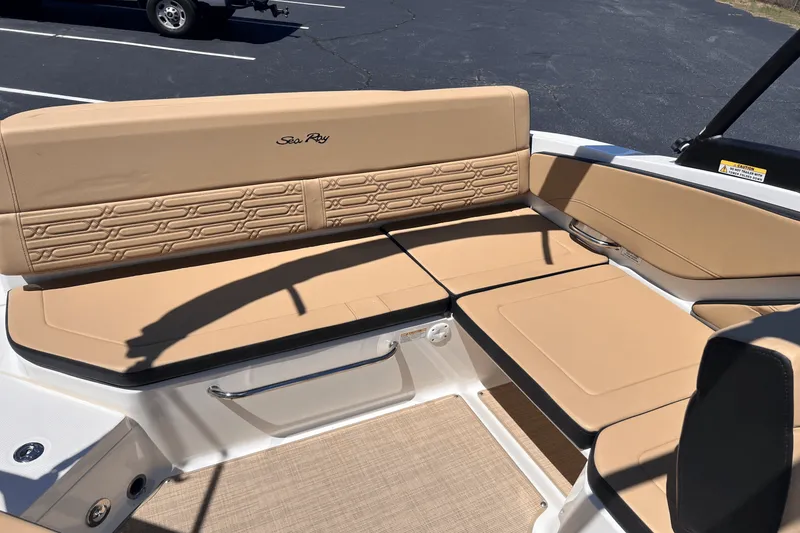 Slide: The Image of Sea Ray SPX 210 2025 - 14