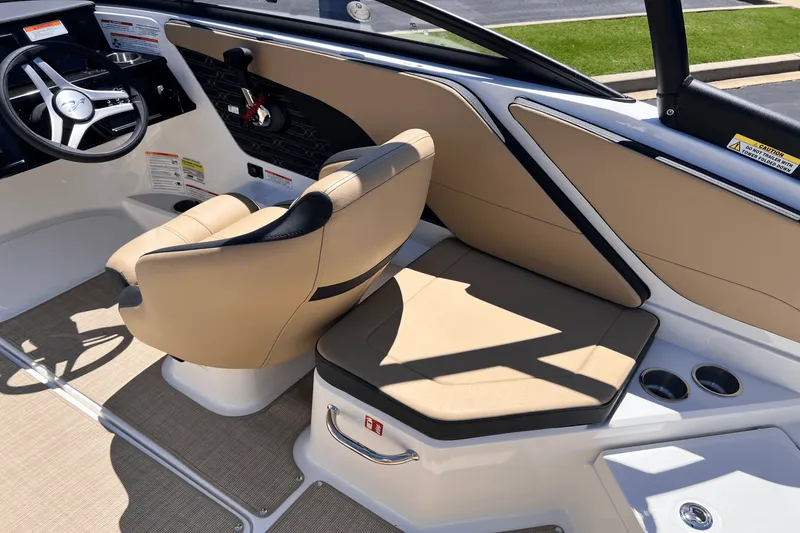 Slide: The Image of Sea Ray SPX 210 2025 - 15