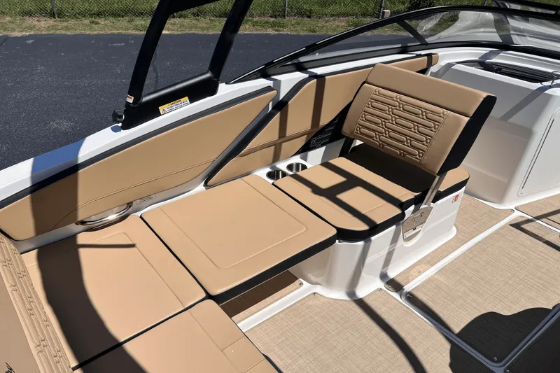 Slide: The Image of Sea Ray SPX 210 2025 - 16