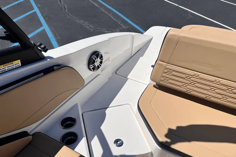 Slide: The Image of Sea Ray SPX 210 2025 - 18