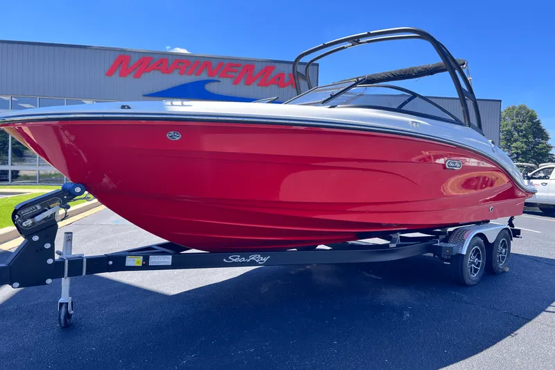 Slide: The Image of Sea Ray SPX 210 2025 - 2