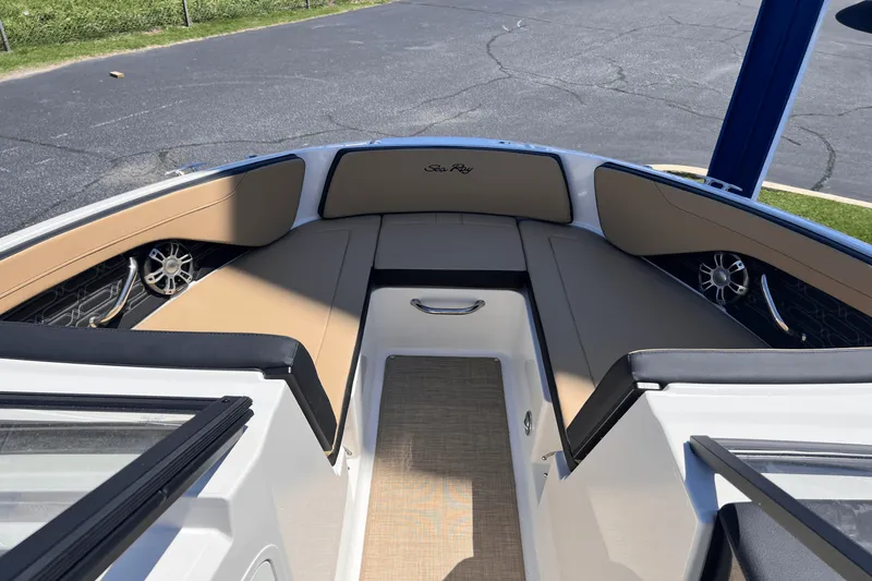 Slide: The Image of Sea Ray SPX 210 2025 - 9