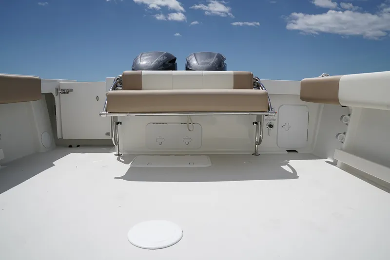 Slide: The Image of Parker Marine 257 Explorer - 8