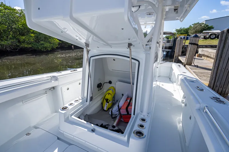 Slide: The Image of Yellowfin 32 Offshore - 8