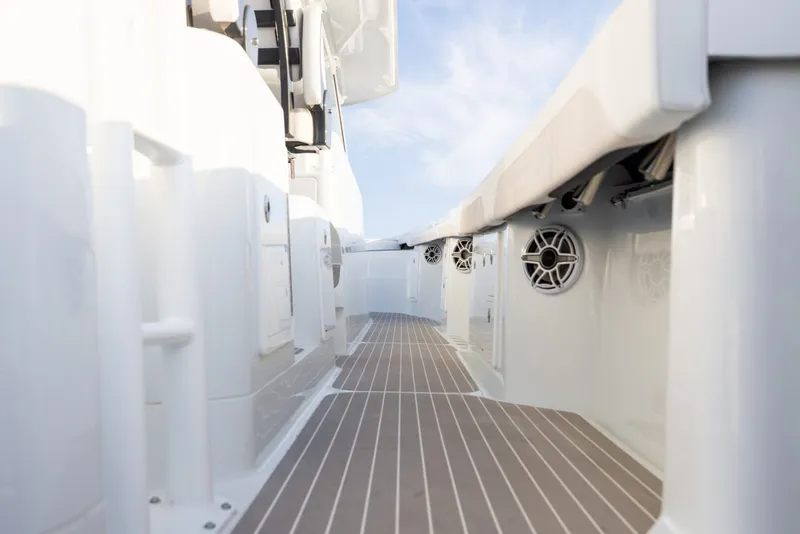 Slide: The Image of Yellowfin 54 Offshore - 9