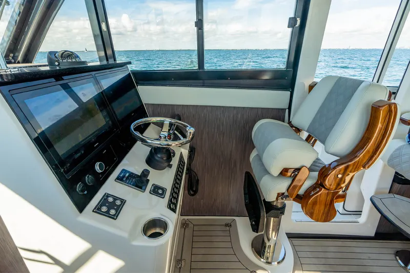 Slide: The Image of Invincible 46 Pilothouse - 15