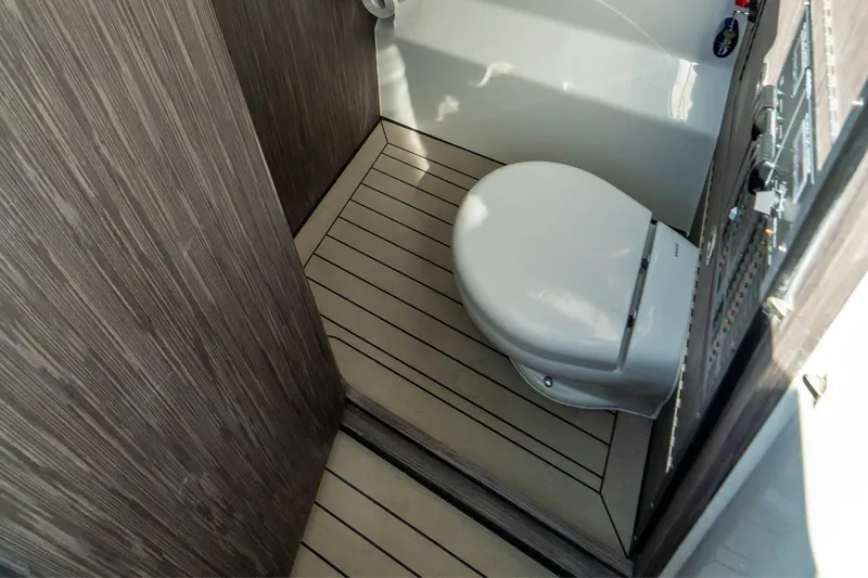 Slide: The Image of Invincible 46 Pilothouse - 14