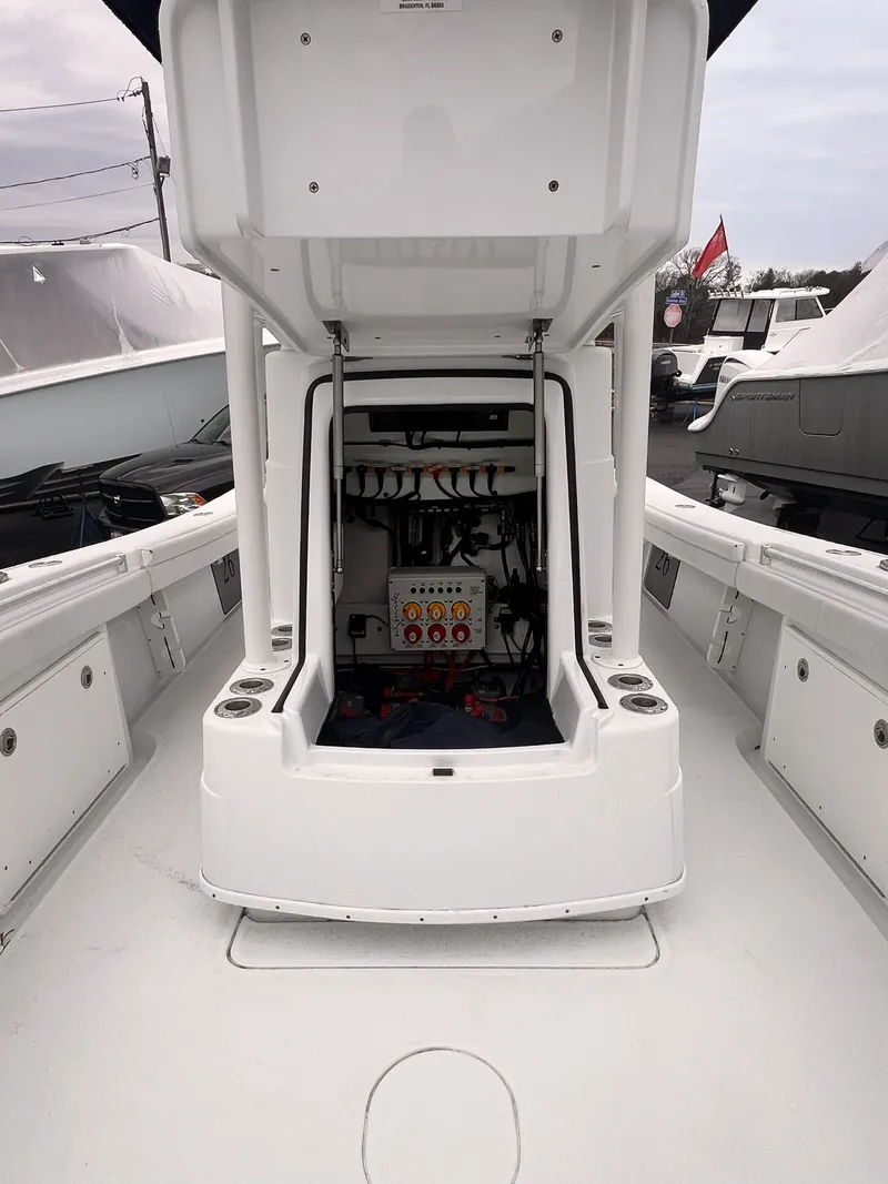 Slide: The Image of Yellowfin 2021 Yellowfin 26 Hybrid CC 2021 - 8