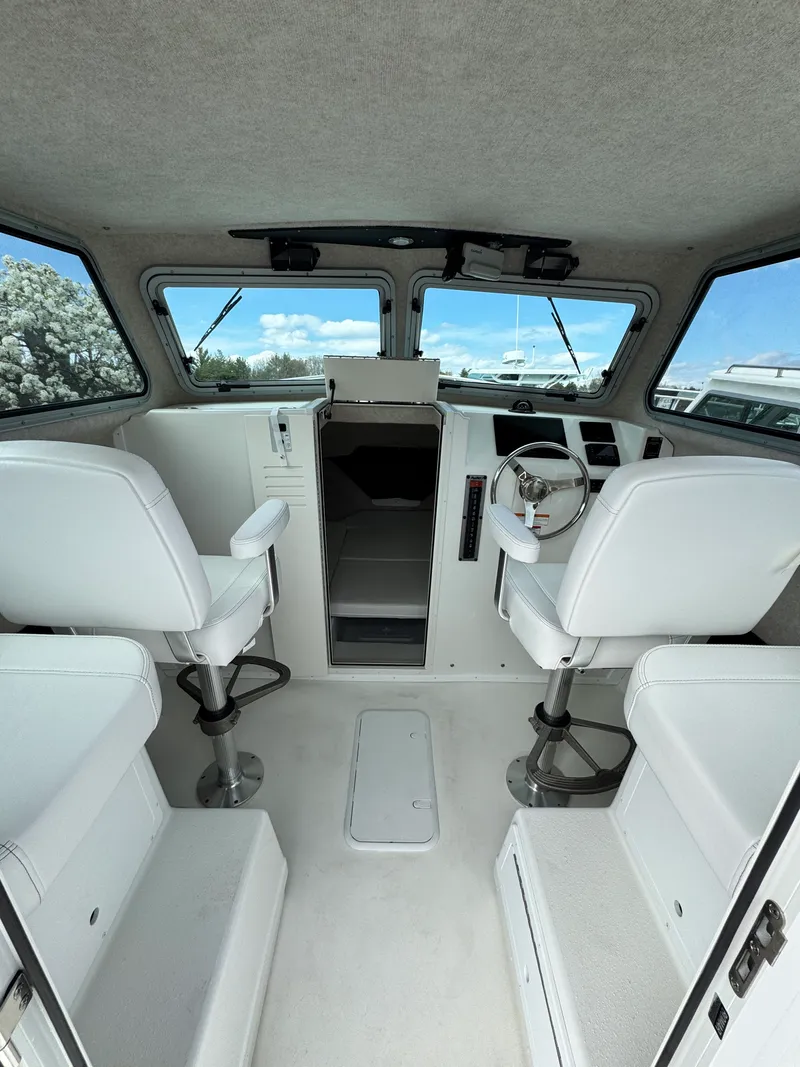 Slide: The Image of Parker Marine 2025 Parker 2520 Pilot House 2025 - 7
