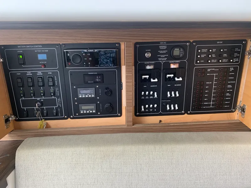 Slide: The Image of Boston Whaler 420 Outrage 2017 - 1556491