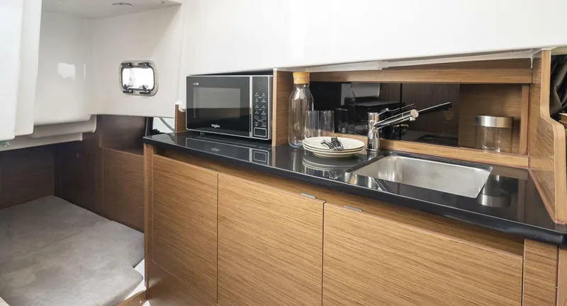 Slide: The Image of Beneteau Flyer 9 SunDeck 2025 - 4694179