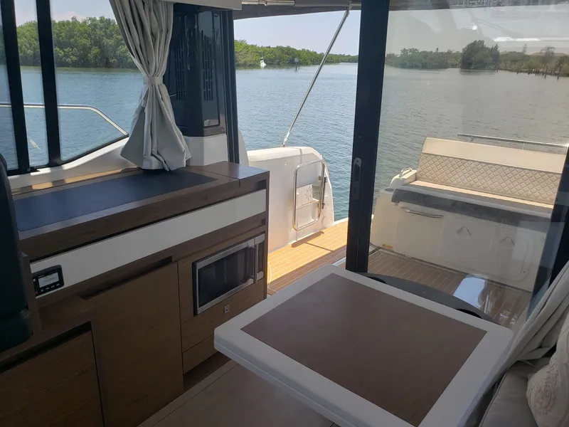 Slide: The Image of 2019 33 Jeanneau Express - Salon - 1692150