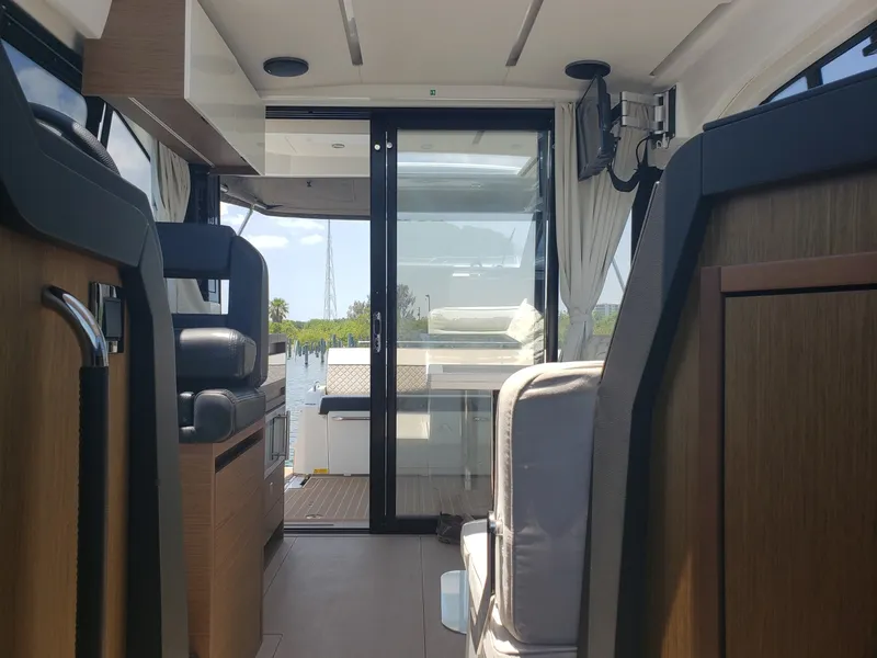 Slide: The Image of 2019 33 Jeanneau Express - Salon - 1692161