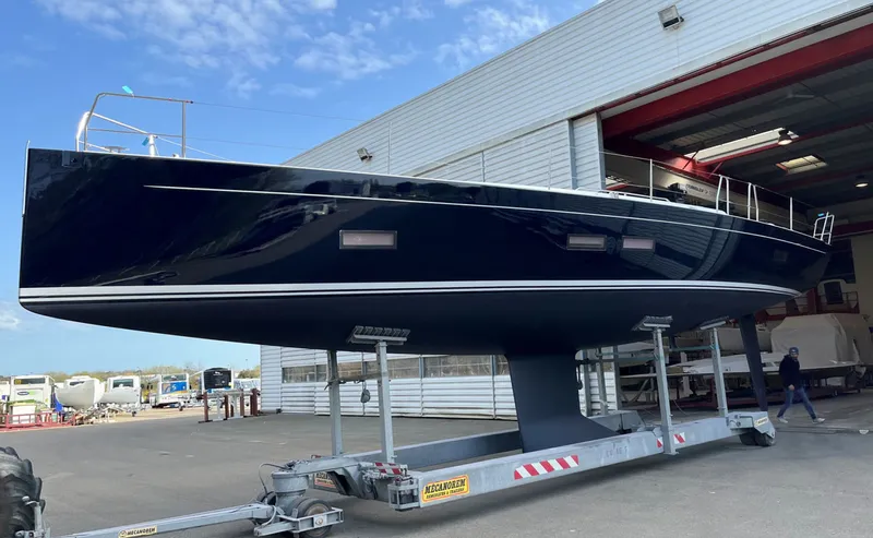 Slide: The Image of New J/45 Profile out of the Water - 3244107