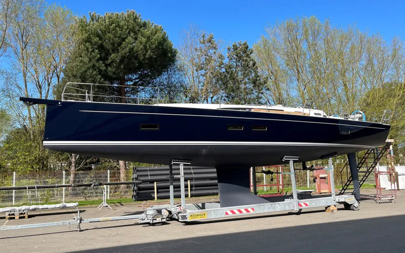 Slide: The Image of New J/45 Profile out of the Water II - 3244108