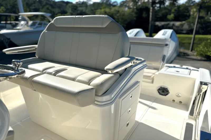 Slide: The Image of Boston Whaler 280 Dauntless 2025 - 13