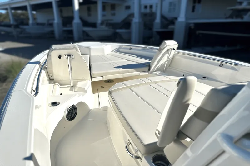 Slide: The Image of Boston Whaler 280 Dauntless 2025 - 19