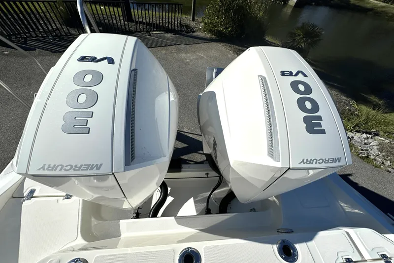 Slide: The Image of Boston Whaler 280 Dauntless 2025 - 4