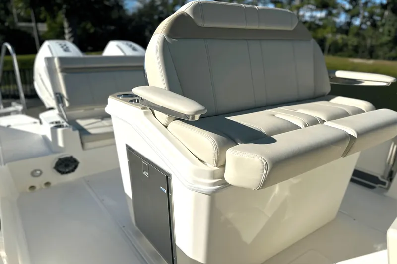 Slide: The Image of Boston Whaler 280 Dauntless 2025 - 15