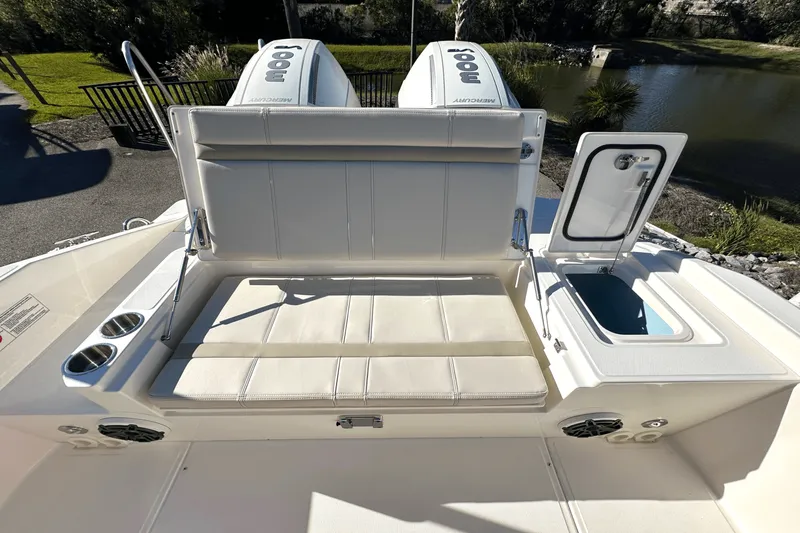 Slide: The Image of Boston Whaler 280 Dauntless 2025 - 8