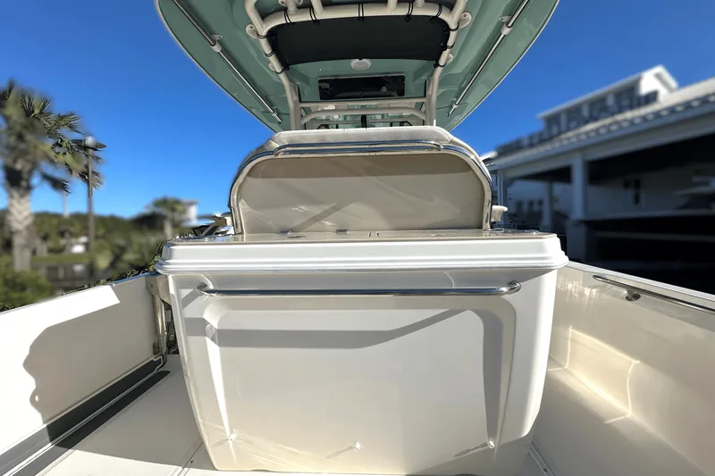 Slide: The Image of Boston Whaler 280 Dauntless 2025 - 9