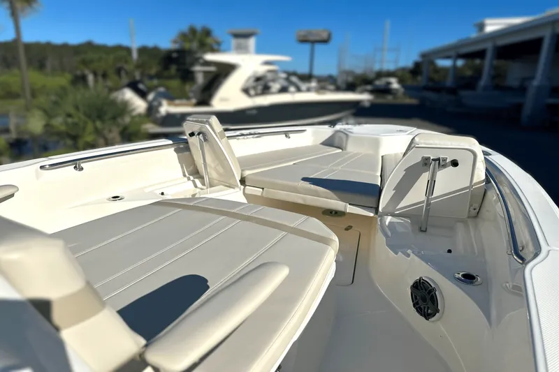 Slide: The Image of Boston Whaler 280 Dauntless 2025 - 18