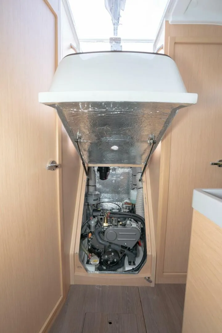 Slide: The Image of Beneteau Oceanis 30.1 Brochure Engine - 4917884