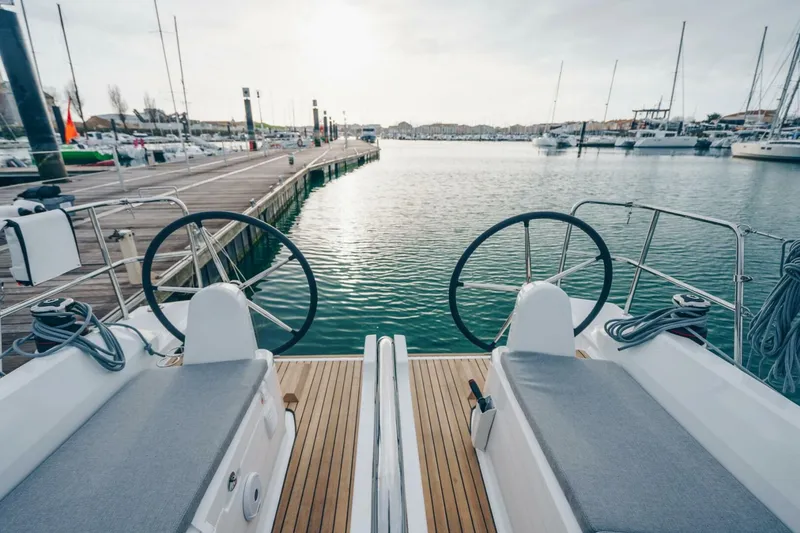 Slide: The Image of Beneteau Oceanis 30.1 Brochure Cockpit - 4917874