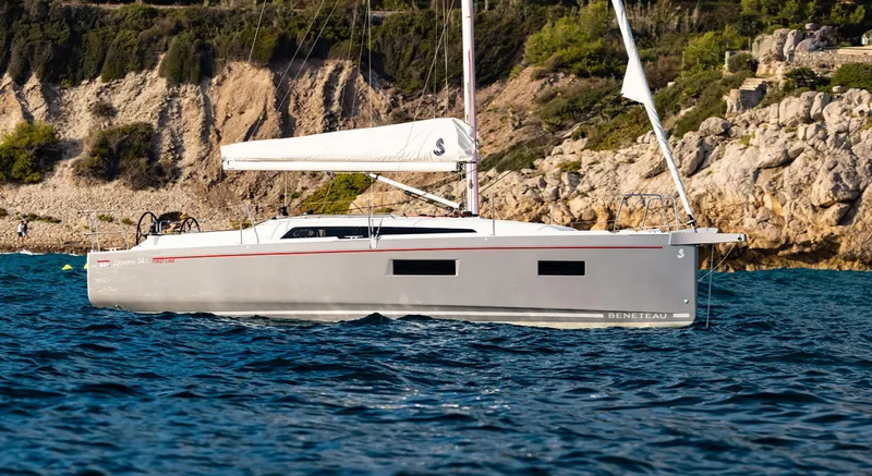 Slide: The Image of Beneteau OCEANIS 34.1 Profile at Mooring - 2600875