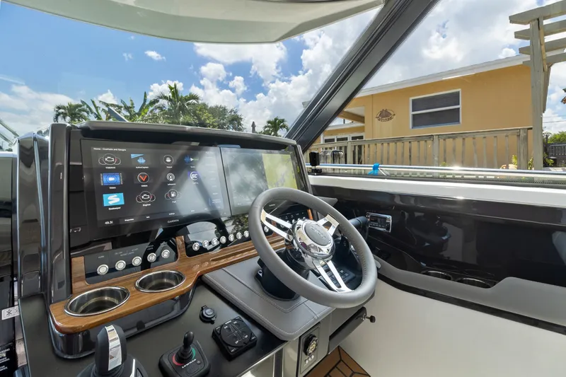 Slide: The Image of Tiara 43 LE 2021 - 3300828