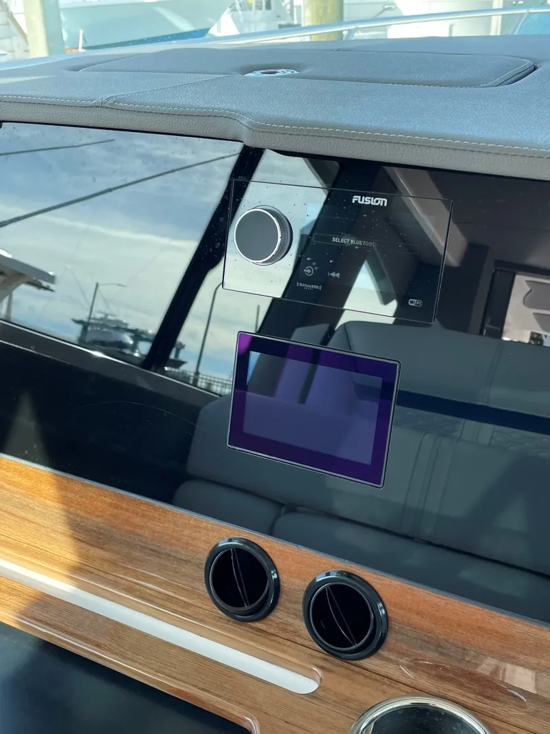 Slide: The Image of Tiara 43 LE 2021 - 3300829