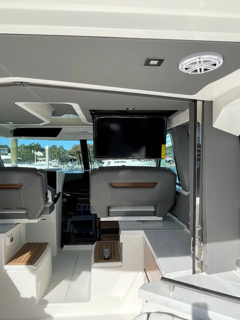 Slide: The Image of Tiara 43 LE 2021 - 3300831