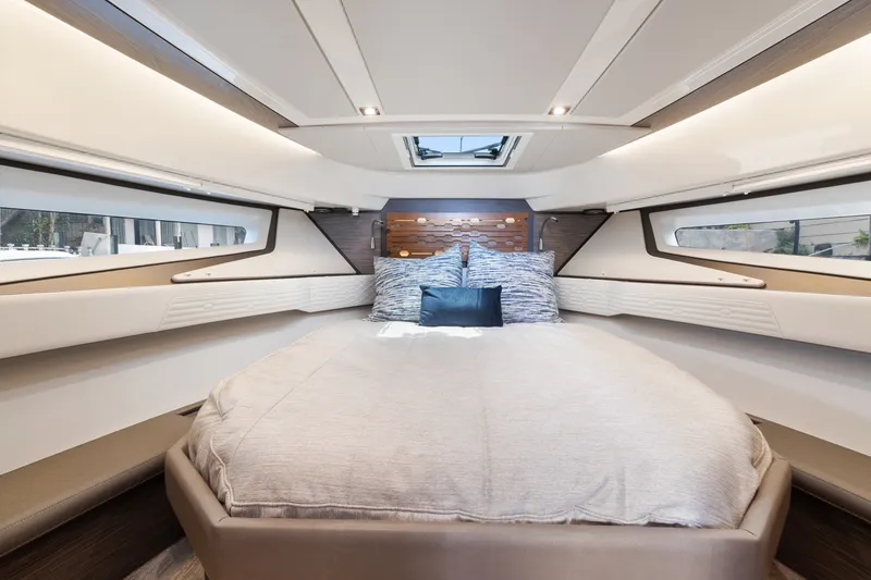 Slide: The Image of Tiara 43 LE 2021 - 3300840