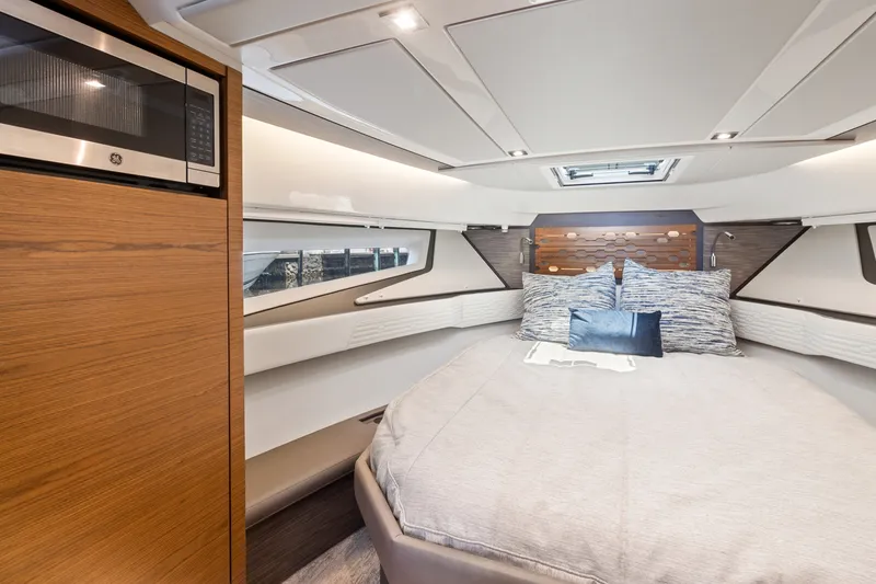 Slide: The Image of Tiara 43 LE 2021 - 3300841