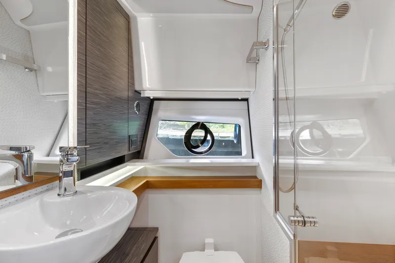 Slide: The Image of Tiara 43 LE 2021 - 3300843