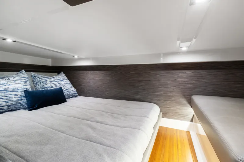 Slide: The Image of Tiara 43 LE 2021 - 3300846