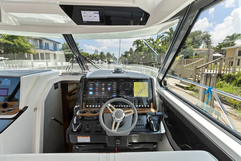 Slide: The Image of Tiara 43 LE 2021 - 3300821