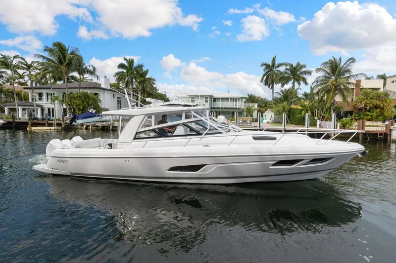 The Image of Intrepid 438 Evolution 2021 - 3170894