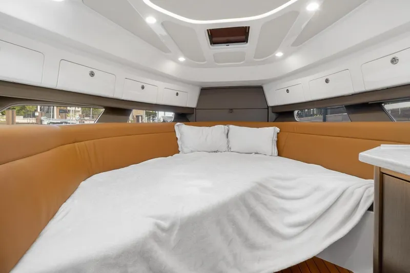 Slide: The Image of Intrepid 438 Evolution 2021 - 3170932