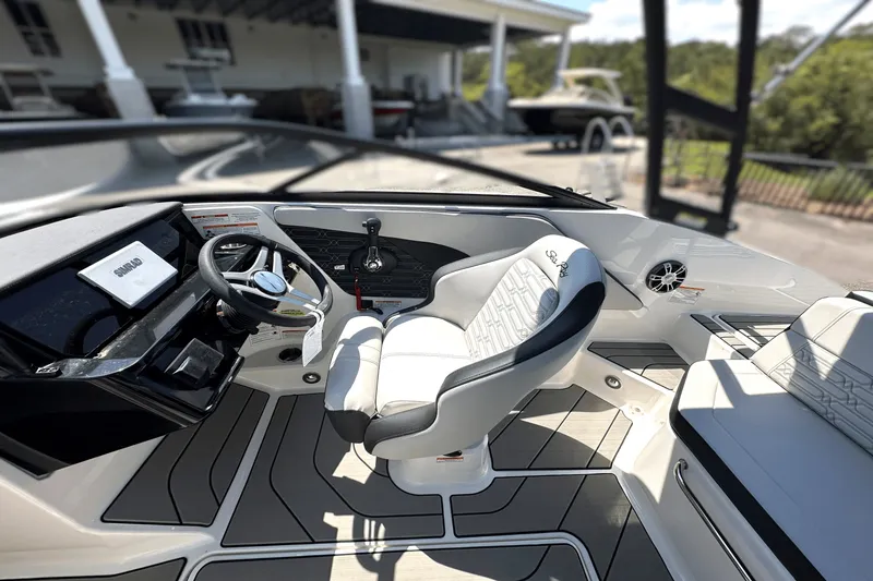 Slide: The Image of Sea Ray SPX 190 Outboard 2025 - 10