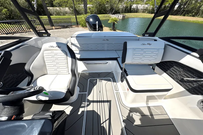 Slide: The Image of Sea Ray SPX 190 Outboard 2025 - 12