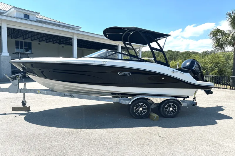 Slide: The Image of Sea Ray SPX 190 Outboard 2025 - 1