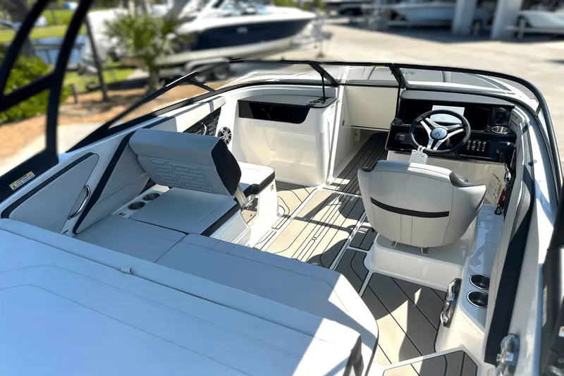 Slide: The Image of Sea Ray SPX 190 Outboard 2025 - 5